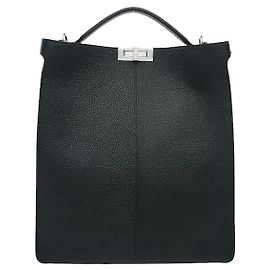 Fendi La robusta texture in pelle si armonizza con la chiusura Twist Lock firmata per proteggere in sicurezza il contenuto, e una struttura divisa in due lati permette un'organizzazione separata e ordinata. Un manico superiore robusto e