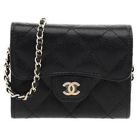Una mini borsa classica che armonizza l'iconica pelle Caviar di Chanel con l'iconica cucitura matelassé. L'iconico ornamento con logo CC e la tracolla a catena in pelle aggiungono un tocco di lusso e, nonostante le dimensioni compatte,