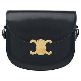 Céline Le cuir de veau brillant au lustre doux et subtil s'harmonise avec une silhouette Besace incurvée et élégante pour créer une ambiance sophistiquée. Le fermoir Triomphe doré sur le devant ajoute un