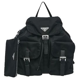 Prada O Re-Nylon leve e resistente harmoniza-se com o robusto acabamento em couro Saffiano para proporcionar uma durabilidade e praticidade excecionais. A estrutura de duas bolsas frontais e aba com cordão permite o acesso fácil aos itens mais utilizados