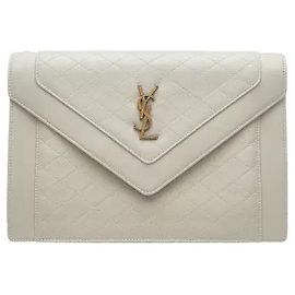 Autre Marque La borsa satchel Gabi, in cui la trapuntatura a diamante applicata su morbida pelle si armonizza con l'ornamento logo Cassandre sul davanti. La texture flessibile della pelle e le finiture sofisticate offrono un