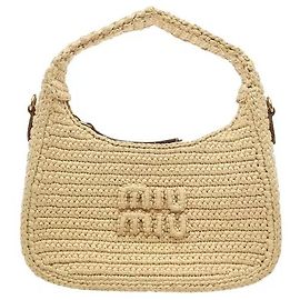Eine Hobo-Bag, die die unverwechselbare Sensibilität von Miu Miu durch eine harmonische, flexible Halbmond-Silhouette zum Ausdruck bringt. Die leichte Materialbeschaffenheit macht sie einfach zu tragen, ergänzt durch dreidimensionale Logo-Details.