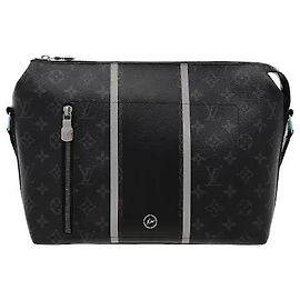 Louis Vuitton Eine kompakte Messenger-Silhouette mit sicherem Verschlussklappe und praktischem Innenfach, ideal für die ordentliche Aufbewahrung täglicher Essentials. Ein verstellbarer Gurt sorgt für eine bequeme Passform.