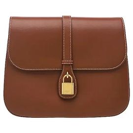 Céline Ein klassisches goldfarbenes Metallschloss-Ornament auf der Vorderseite ergänzt das glatte, flexible Kalbsleder für einen eleganten, anspruchsvollen Akzent. Klappenverschluss, akkordeonartig strukturiertes Innenleben