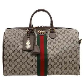 Gucci Hergestellt aus hochstrapazierfähigem GG Supreme Canvas-Material, kann dieses Modell bequem getragen werden, ohne sich über alltägliche Flecken und Kratzer sorgen zu müssen, während der charakteristische Web-Streifen mit den Lederbesätzen harmoniert.