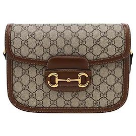 O icônico detalhe em metal Horsebit da Gucci decora a frente para entregar a herança distintamente clássica e sofisticada da Gucci. Feito de material liso e resistente, possui durabilidade relativa.