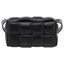 Bottega Veneta O entrançado Intrecciato volumoso harmoniza-se com o couro acolchoado macio para completar um ambiente sensual e luxuoso. A estrutura de aba magnética mantém os pertences guardados com segurança, e utilizando a alça ajustável