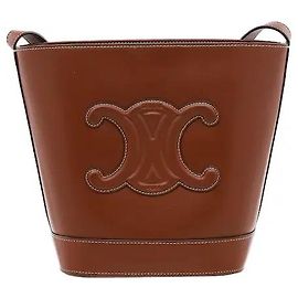 Céline Un logotipo Cuir Triomphe en relieve y voluminoso en la parte frontal de cuero suave y lujoso completa un punto sofisticado. Una silueta de bolso bucket cilíndrico flexible con una abertura ancha lo hace práctico.