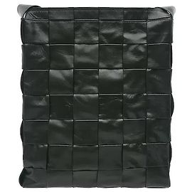 Bottega Veneta Un prodotto caratterizzato da dettagli in pelle intrecciata oversize e una silhouette quadrata tridimensionale. La distintiva tecnica Intrecciato del brand è espressa in proporzioni audaci per completare un