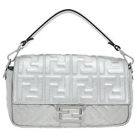 Una borsa che presenta l'iconico modello di borsa a tracolla della casa Fendi e l'iconica chiusura magnetica del brand. Il materiale morbido le conferisce una silhouette naturale ed elegante con l'uso, catturando pienamente l'essenza di Fendi