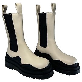 Bottega Veneta – Tire Boots aus Leder in Sea Salt mit schwarzer Sohle – Größe 36.5