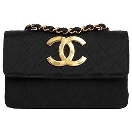 Chanel Vintage 1986 gesteppte CC Crossbody-Tasche aus Satin in Schwarz