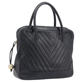 CHANEL Bolso de Mano V Stitch Cuero Negro Detalles Dorados CC