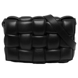 Bottega Veneta Bandolera Cassette acolchada de Nappa Intrecciato negra