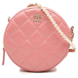 Clutch redonda Chanel de piel de cordero acolchada rosa con perlas y cadena