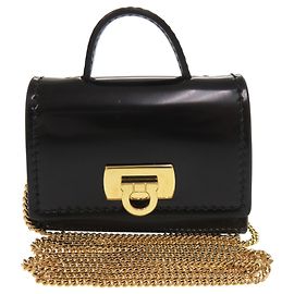 Salvatore Ferragamo Custodia per AirPods Ferragamo in pelle di vitello liscia nera con manico Gancini e catena