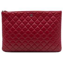 Chanel Clutch O Case Grande de Piel de Cordero Acolchada Roja