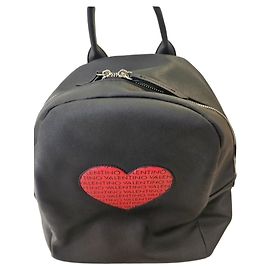 Valentino Mochila de piel negra con logo de corazón