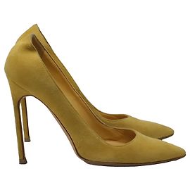 Décolleté a punta Manolo Blahnik in camoscio giallo