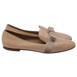 Mocassini Salvatore Ferragamo Vara Bow in pelle verniciata Beige