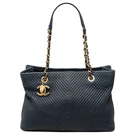 Blue Chanel Medium Chevron Tote aus genarbtem Kalbsleder mit Medaillon-Anhänger