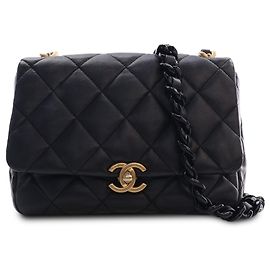 Borsa a tracolla Chanel Small Quilted in pelle di agnello nera con catena laccata