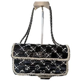Chanel Classic Flap Schultertasche Tweed Lackleder Schwarz Weiß