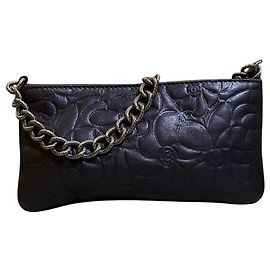 Chanel Pochette con cadena y Camelia en piel de cordero gofrada 2003