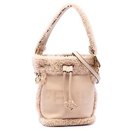 Fendi Mon Tresor Mini-Bucketbag aus Leder mit Shearling-Besatz in Braun