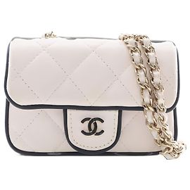 Clutch Chanel White Quilted Lambskin Resin CC Flap Clutch With Chain