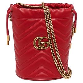 Gucci Kleine GG Marmont Bucket Bag aus gestepptem Kalbsleder in Rot