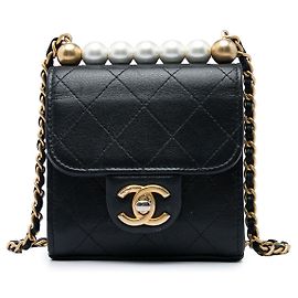 Chanel Mini Chic Pearls Clutch aus schwarzem Ziegenleder mit Kette