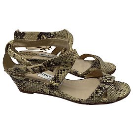 Sandales compensées à brides croisées Jimmy Choo en cuir imitation peau de serpent beige