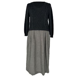 Vestido Weekend Max Mara com decote redondo e comprimento até ao joelho em lã preta