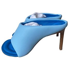 Jacquemus Les Mules Limone Mules con tacco blu in pelle