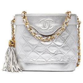 Borsa Binoculare Chanel CC Matelassé in Lambskin Metallizzato Argento con Nappine