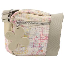 Bolsa de ombro Chanel em lona bege multicolorida com pingente CC