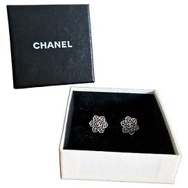 Orecchini Chanel CC a fiocchi di neve in metallo argentato