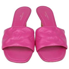 Louis Vuitton Revival Slide-Sandalen aus Monogram-Leder in Fuchsia