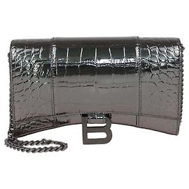 Balenciaga Hourglass Wallet On Chain aus metallischem Lackleder in Krokoprägung