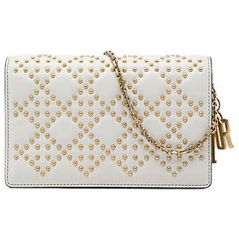 Portafoglio con catena Lady Dior in pelle di vitello Cannage bianca borchiata Dior