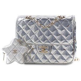 Mochila Chanel Hollywood Boulevard de piel de becerro espejada metalizada acolchada plateada