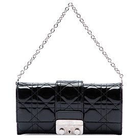 Dior Miss Dior Wallet on Chain aus schwarzem Lackleder Cannage