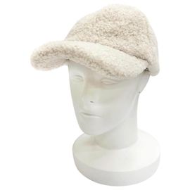 Gorro Miu Miu de piel de oveja teñida efecto boa con logotipo de metal