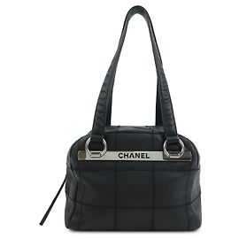 Bolso de hombro Mini Boston CHANEL Chocolate Bar en Caviarskin Negro A26134