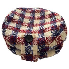 Boina Chanel em Tweed com Botão CC