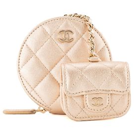 CHANEL - Monedero y funda Airpods Chanel en piel metalizada dorada