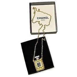 Vintage CHANEL Sautoir / Halskette — COCO Parfum-Anhänger in ziseliertem Goldkäfig
