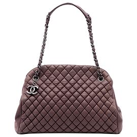 Borsa Bowling Just Mademoiselle Chanel in vitello iridescente matelassé viola Large