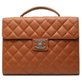 Sac business portefeuille Chanel CC matelassé en cuir caviar marron